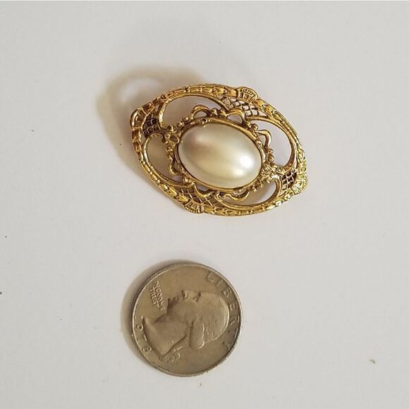 Vintage Gold with Pearl Brooch Pin - Picture 5 of 6
